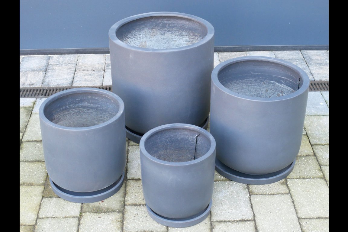 Set Of 4 Planters With Saucers