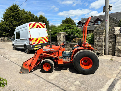 KUBOTA B2150 23HP 4WD COMPACT TRACTOR WITH LOADER AND BUCKET