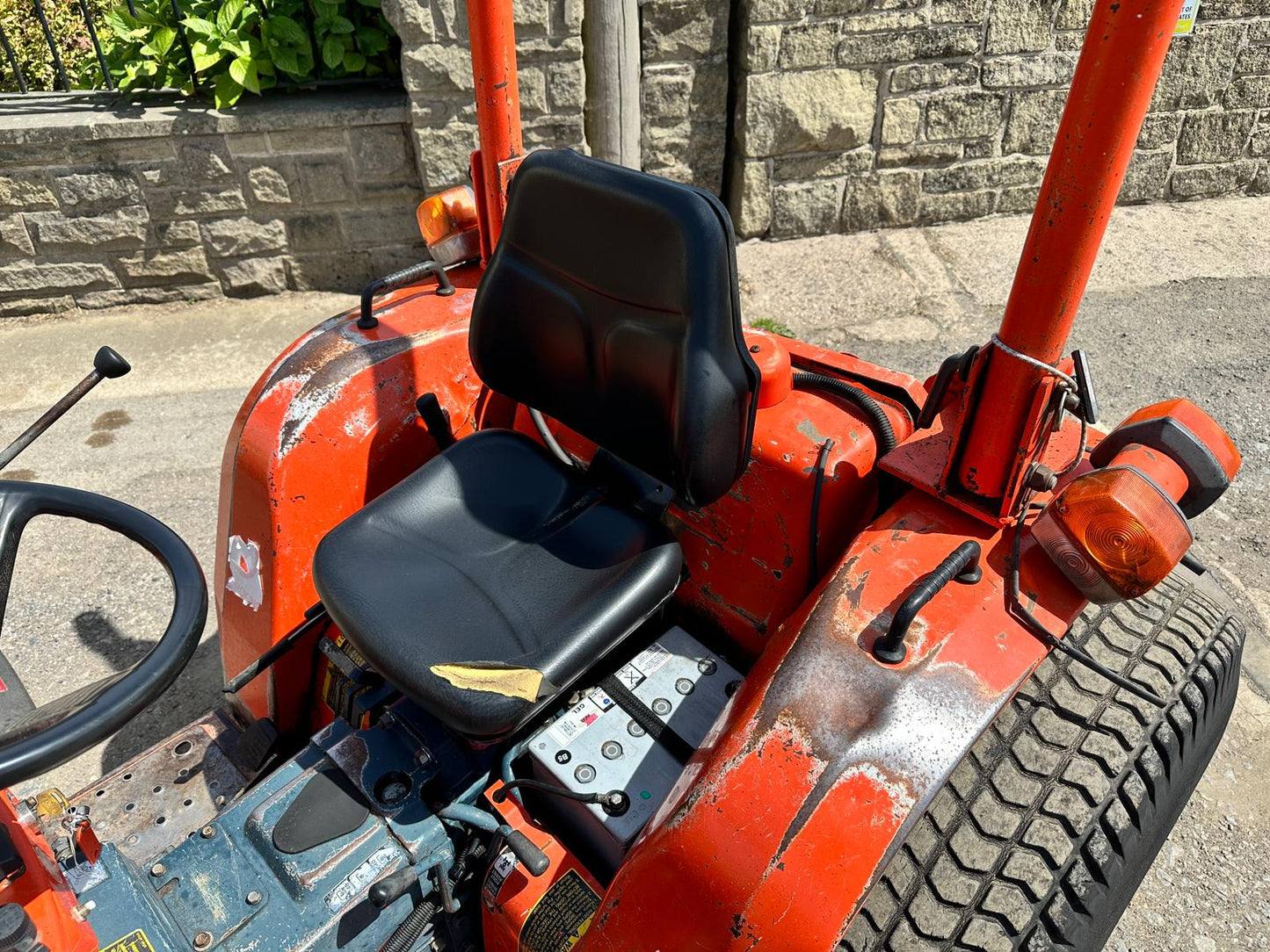 KUBOTA B2150 23HP 4WD COMPACT TRACTOR WITH LOADER AND BUCKET