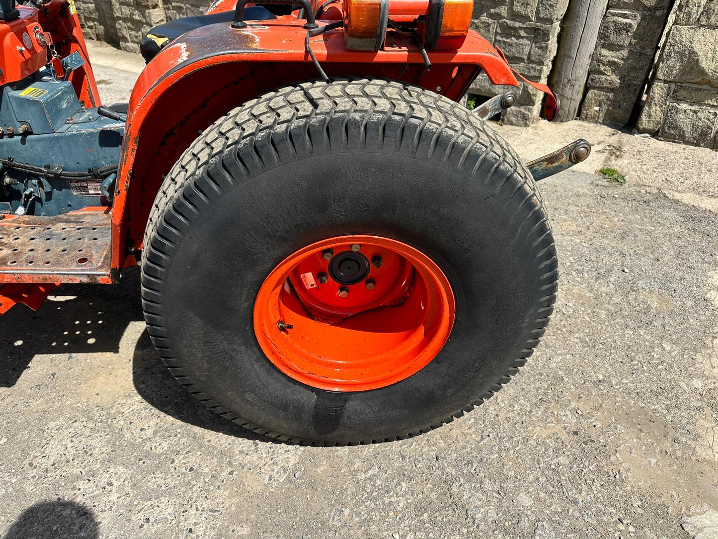 KUBOTA B2150 23HP 4WD COMPACT TRACTOR WITH LOADER AND BUCKET