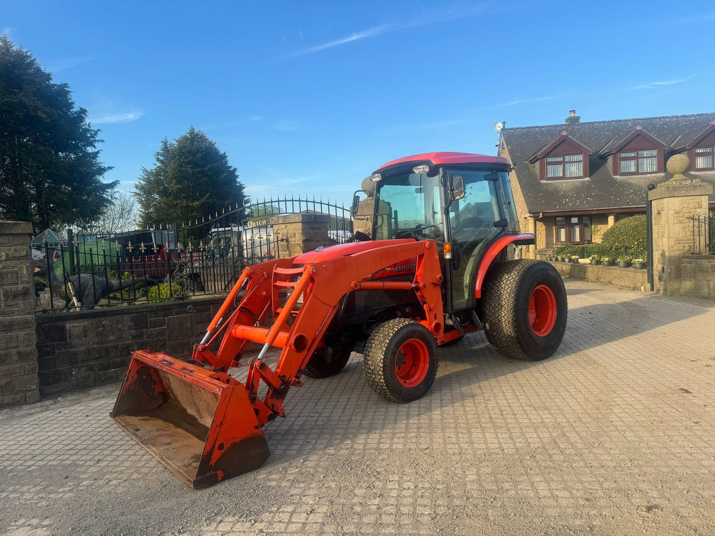 2012 KUBOTA L5240HST 54HP 4WD COMPACT TRACTOR WITH FRONT LOADER AND BUCKET