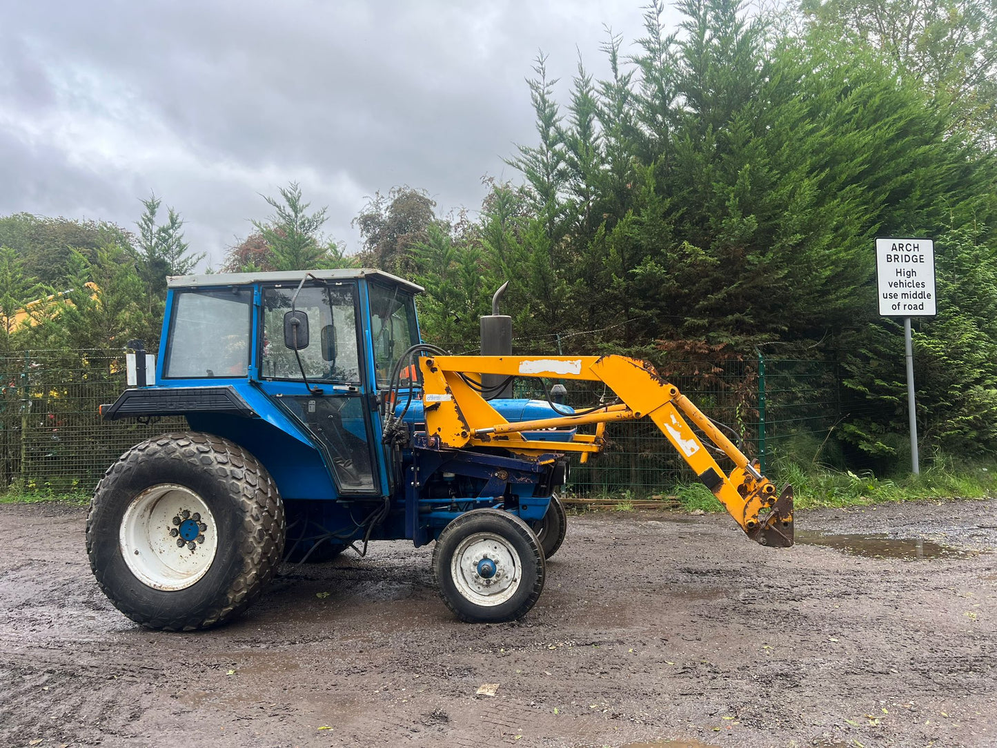 FORD 4110 54HP TRACTOR WITH BOMFORD LOADER