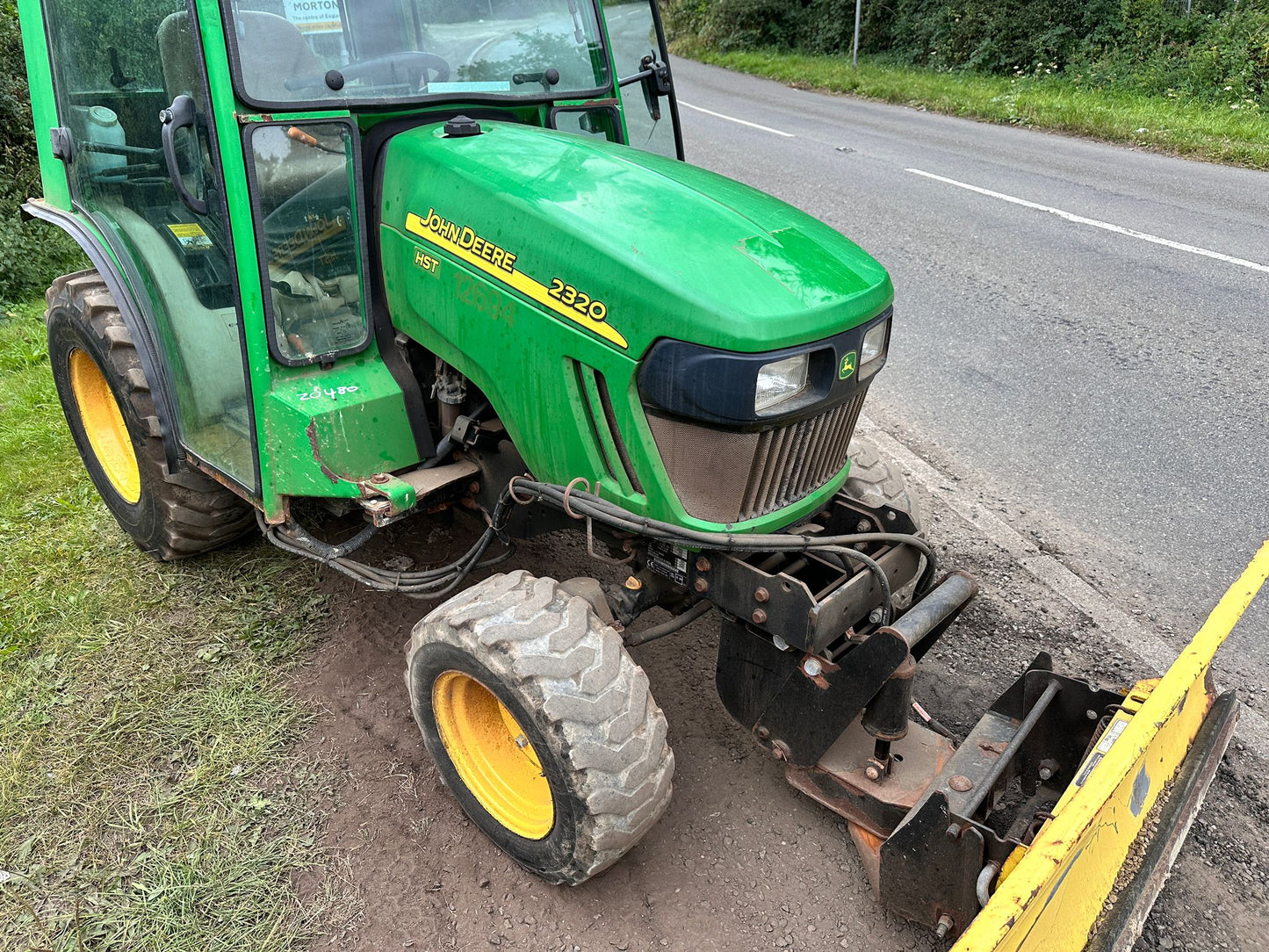 61 REG. JOHN DEERE 2320 23HP 4WD COMPACT TRACTOR WITH 54Ó HYDRAULIC 4 WAY BLADE