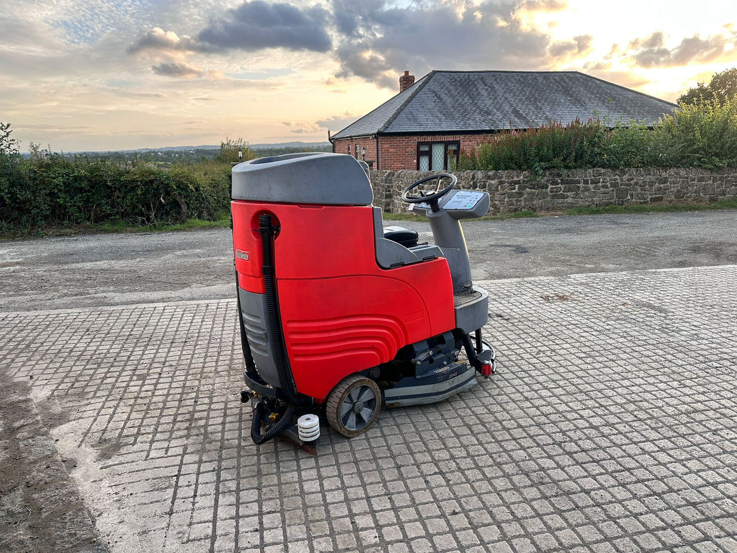 2017 HAKO SCRUBMASTER B155R RIDE ON FLOOR SCRUBBER/SWEEPER