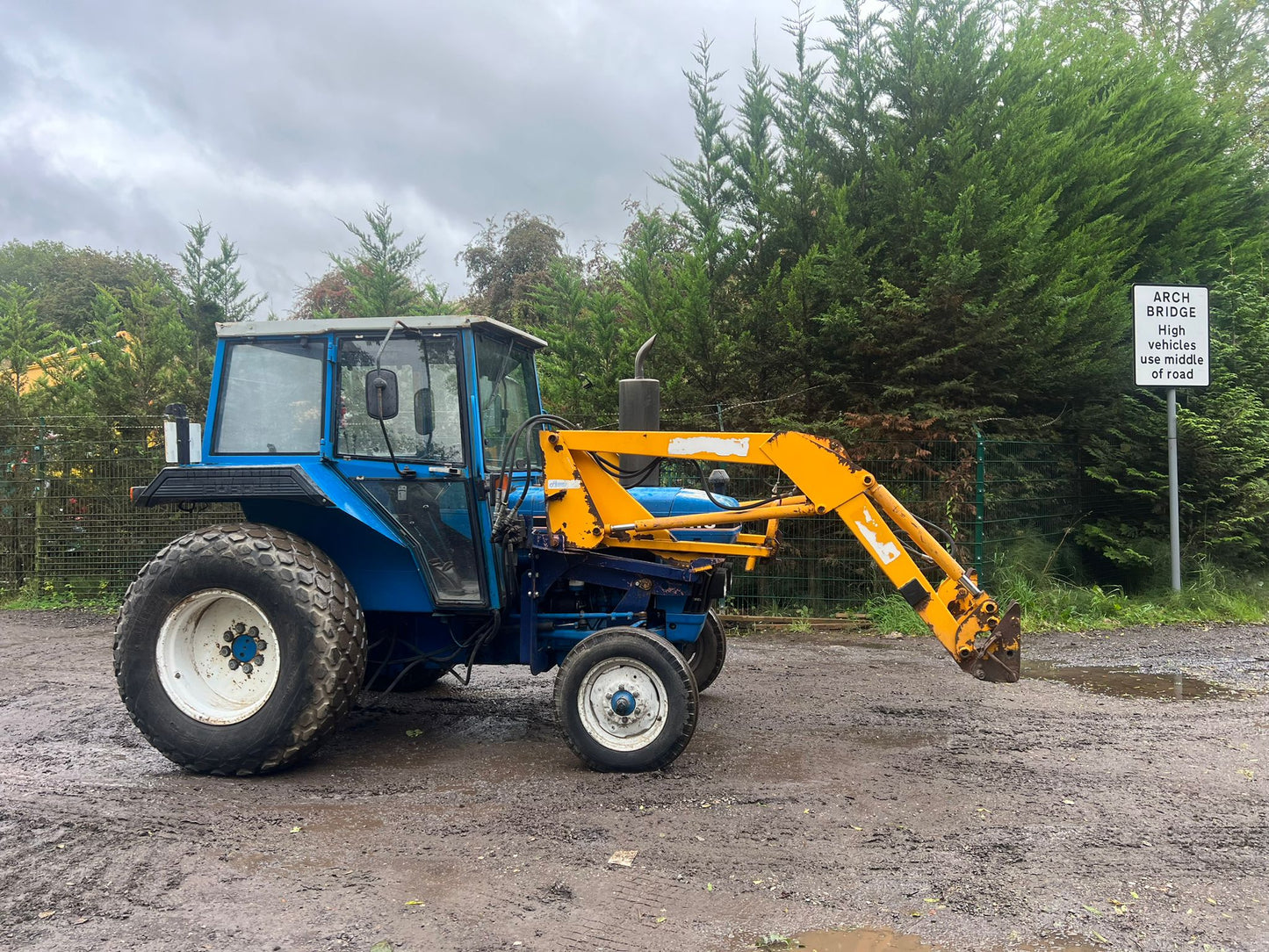 FORD 4110 54HP TRACTOR WITH BOMFORD LOADER