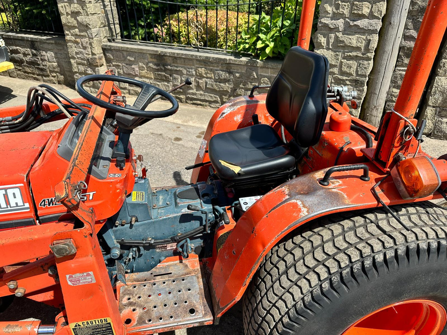 KUBOTA B2150 23HP 4WD COMPACT TRACTOR WITH LOADER AND BUCKET