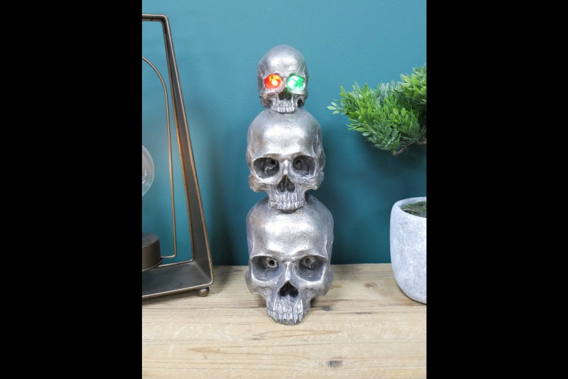Three Skulls Statue