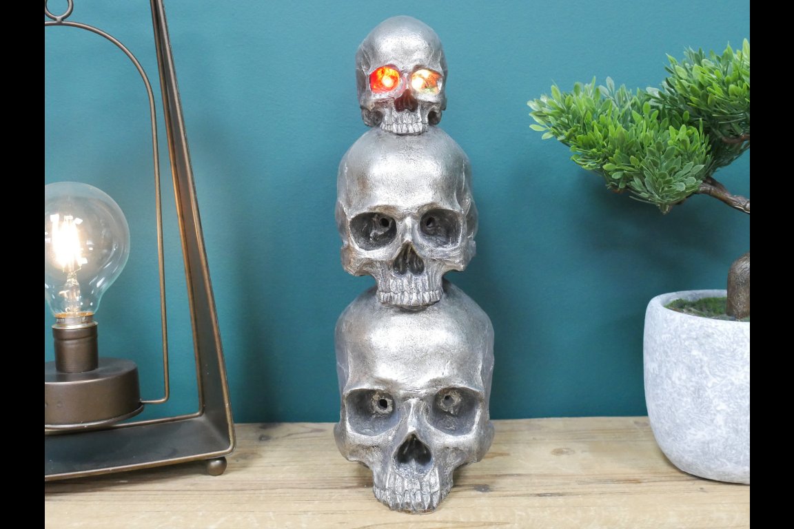 Three Skulls Statue