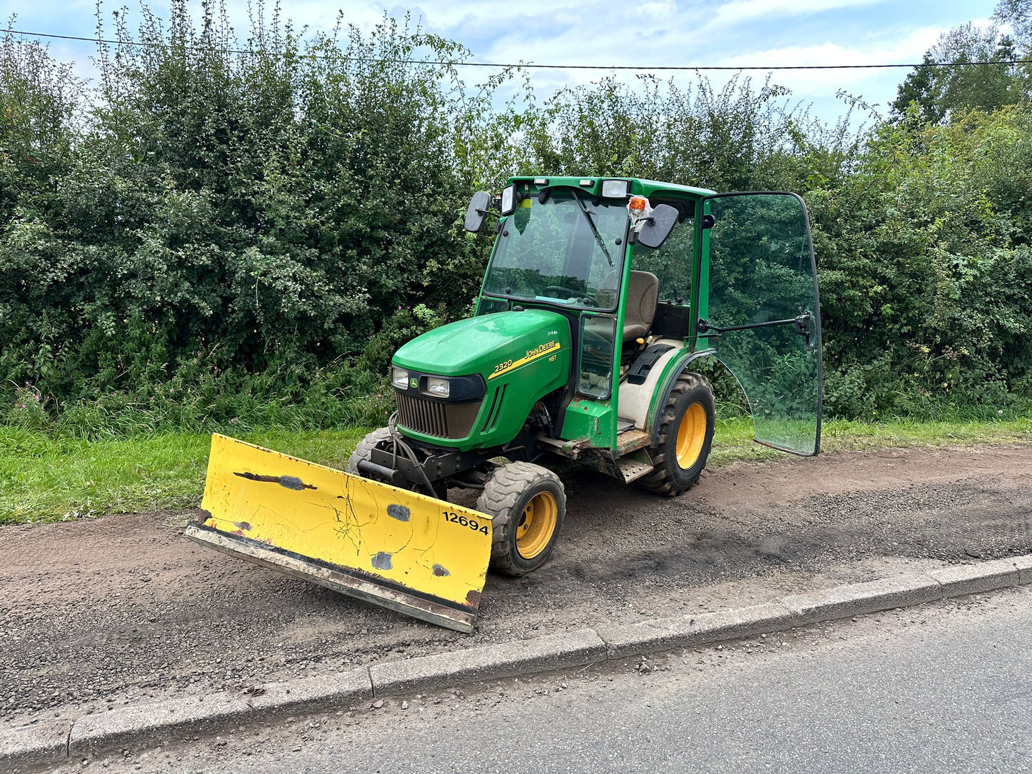 61 REG. JOHN DEERE 2320 23HP 4WD COMPACT TRACTOR WITH 54Ó HYDRAULIC 4 WAY BLADE