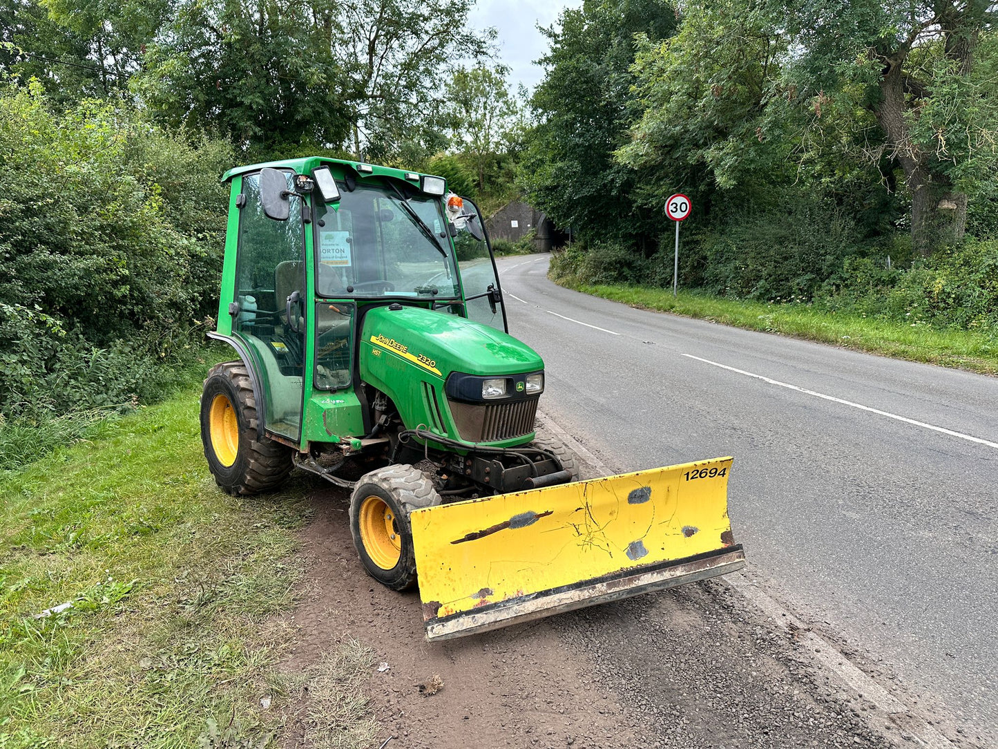 61 REG. JOHN DEERE 2320 23HP 4WD COMPACT TRACTOR WITH 54Ó HYDRAULIC 4 WAY BLADE