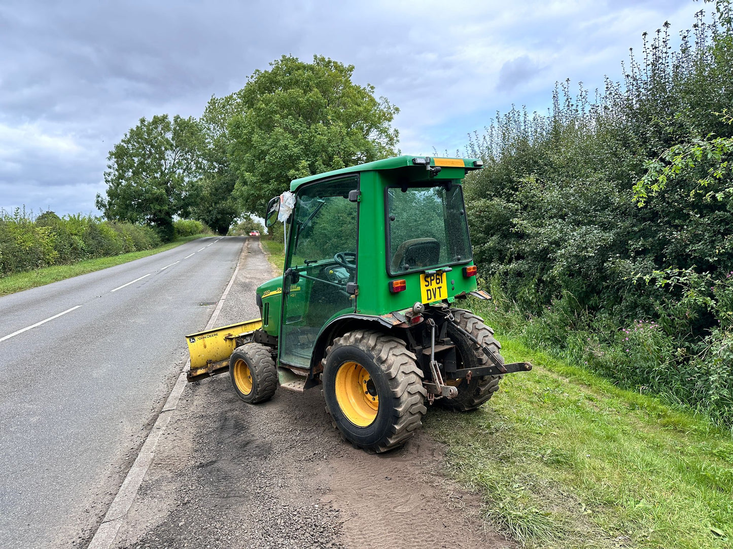 61 REG. JOHN DEERE 2320 23HP 4WD COMPACT TRACTOR WITH 54Ó HYDRAULIC 4 WAY BLADE