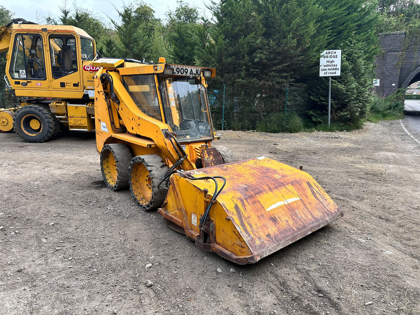 JCB ROBOT 150 WHEELED SKIDSTEER LOADER WITH JCB HYDRAULIC SWEEPER BUCKET