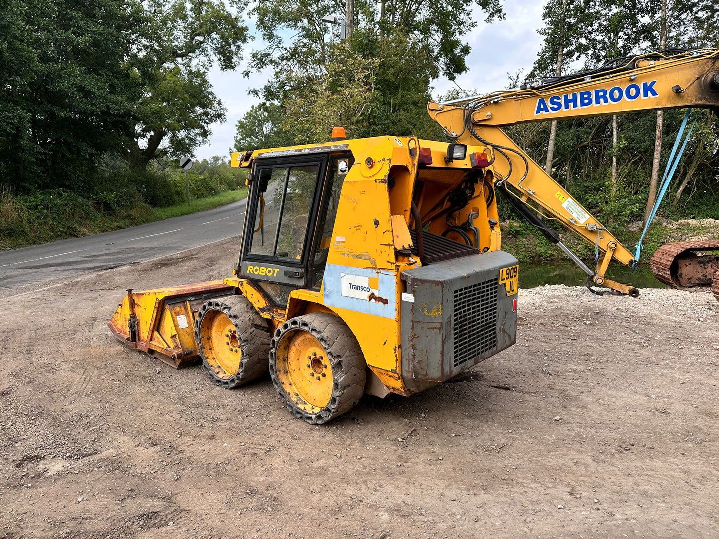 JCB ROBOT 150 WHEELED SKIDSTEER LOADER WITH JCB HYDRAULIC SWEEPER BUCKET