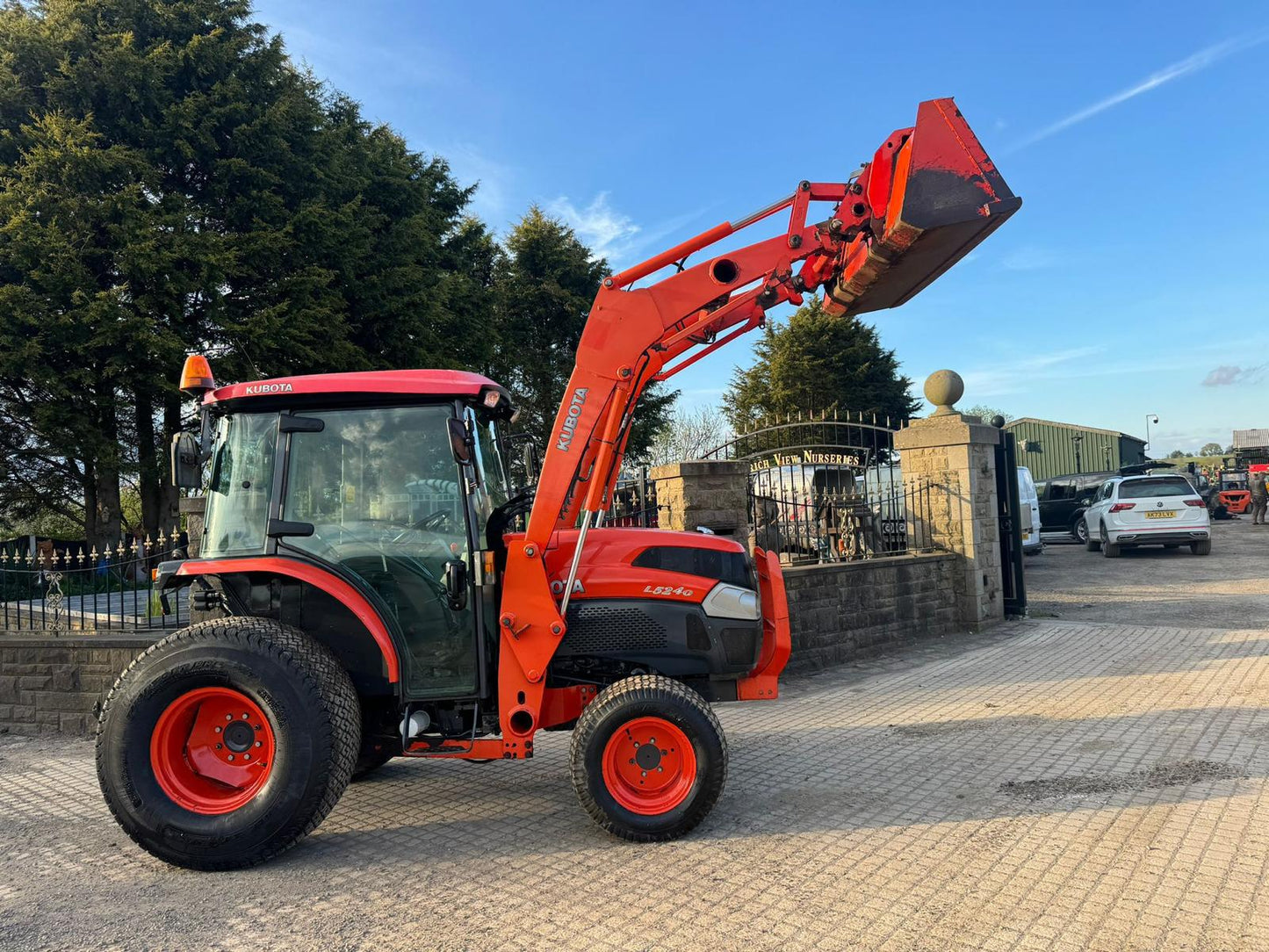 2012 KUBOTA L5240HST 54HP 4WD COMPACT TRACTOR WITH FRONT LOADER AND BUCKET