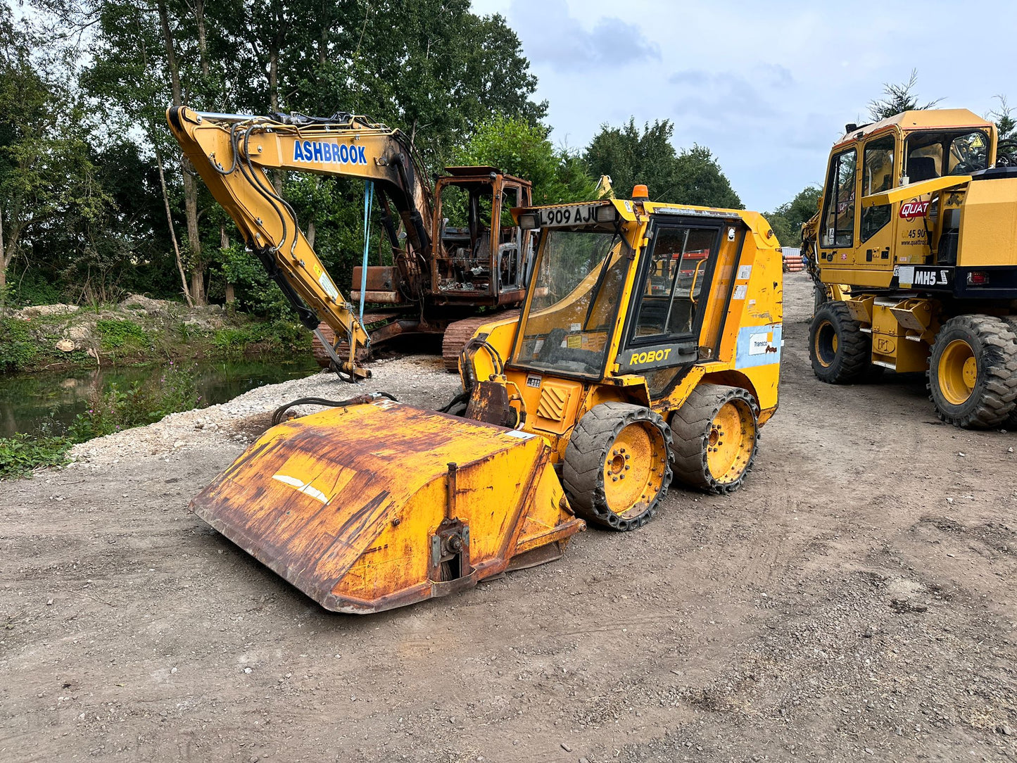 JCB ROBOT 150 WHEELED SKIDSTEER LOADER WITH JCB HYDRAULIC SWEEPER BUCKET