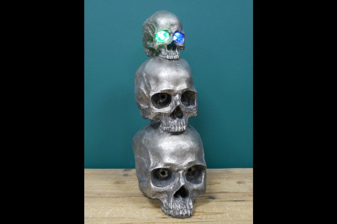 Three Skulls Statue