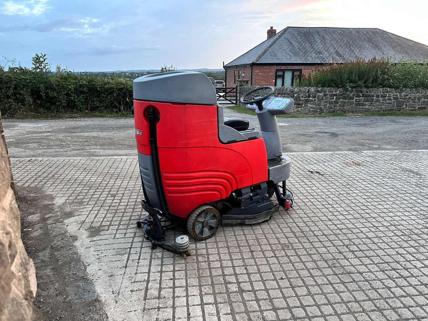 2015 HAKO SCRUBMASTER B155R RIDE ON FLOOR SCRUBBER/SWEEPER