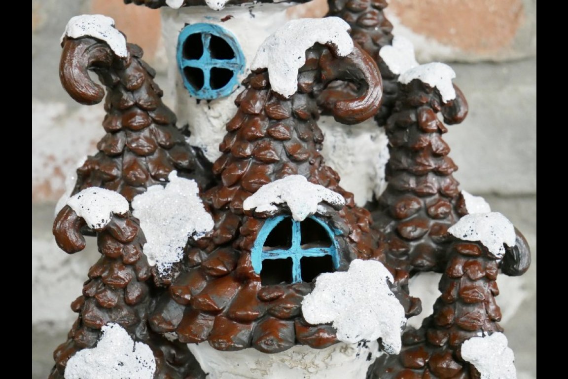 Pine Cone House (Large)