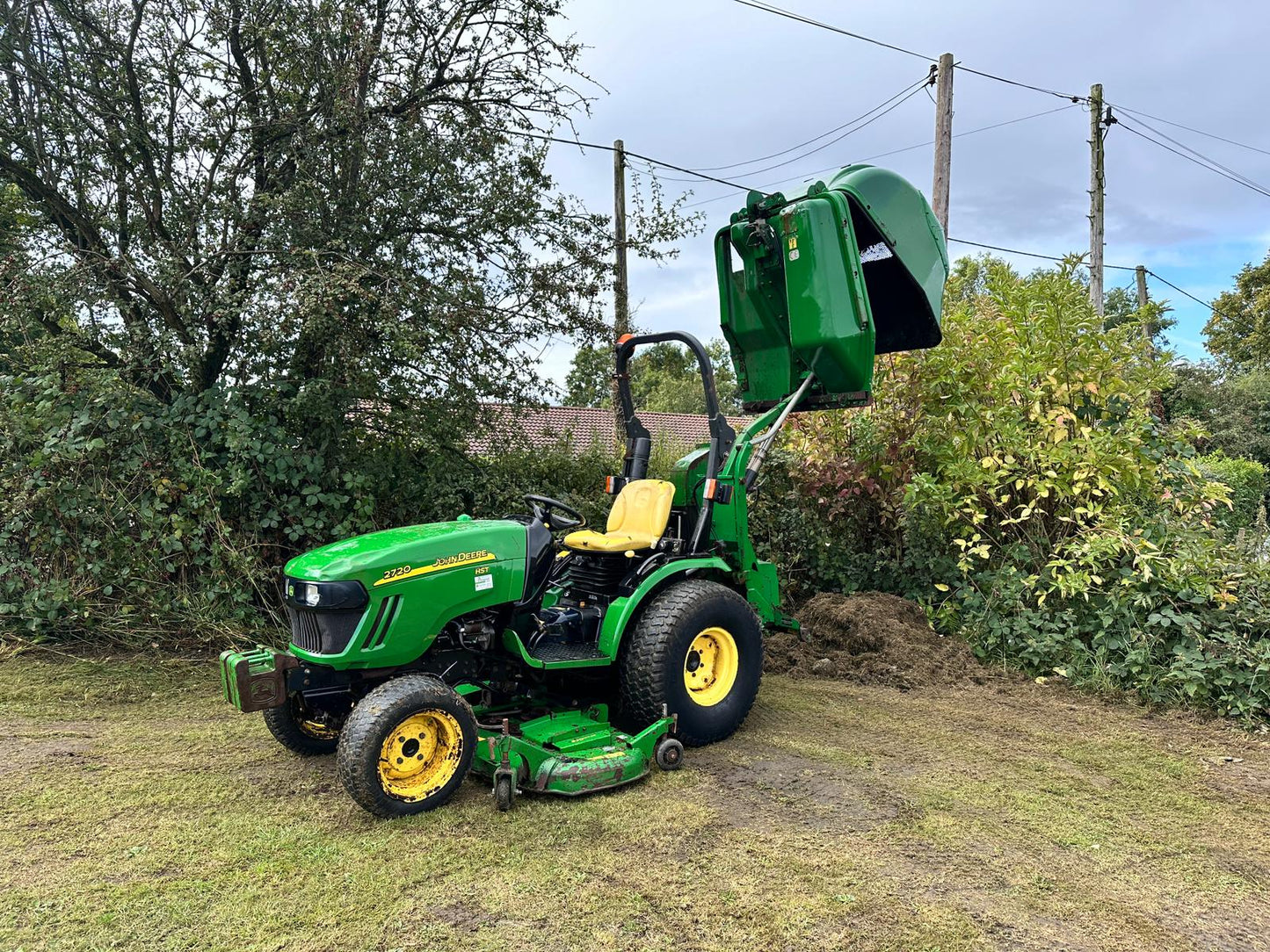 2013 JOHN DEERE 2720 27HP TRACTOR WITH 62” MID MOUNTED DECK AND REAR HIGH TIP COLLECTOR