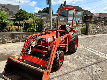 KUBOTA B2150 23HP 4WD COMPACT TRACTOR WITH LOADER AND BUCKET