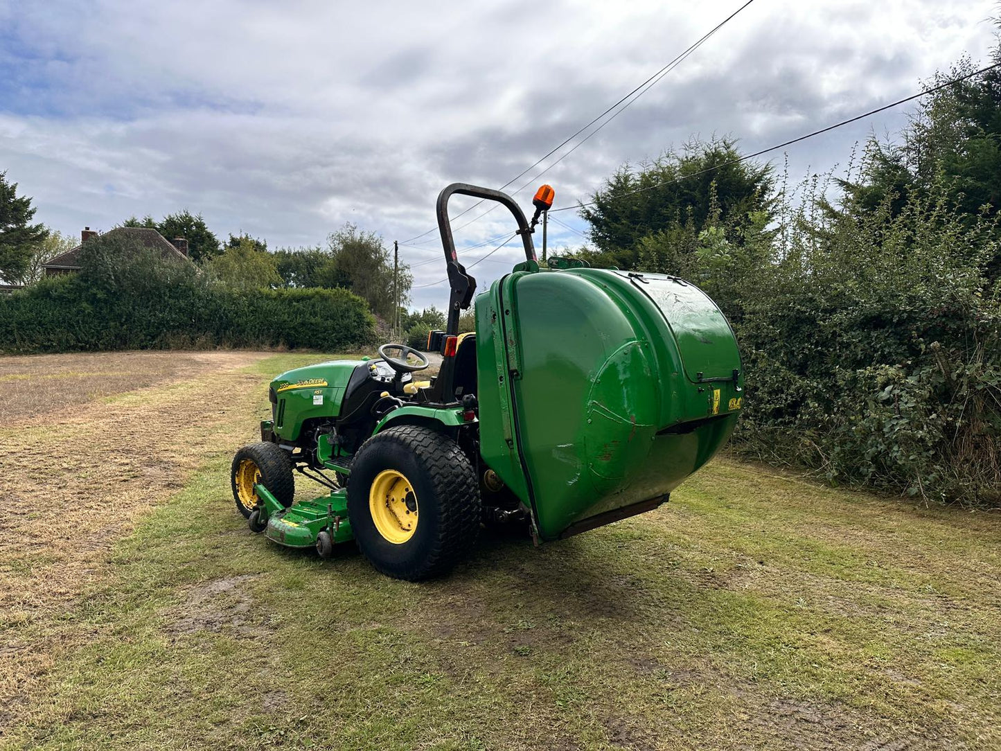 2013 JOHN DEERE 2720 27HP TRACTOR WITH 62” MID MOUNTED DECK AND REAR HIGH TIP COLLECTOR