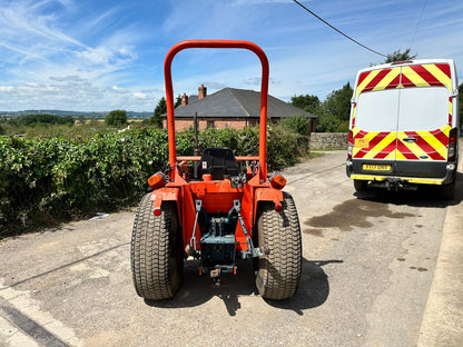 KUBOTA B2150 23HP 4WD COMPACT TRACTOR WITH LOADER AND BUCKET