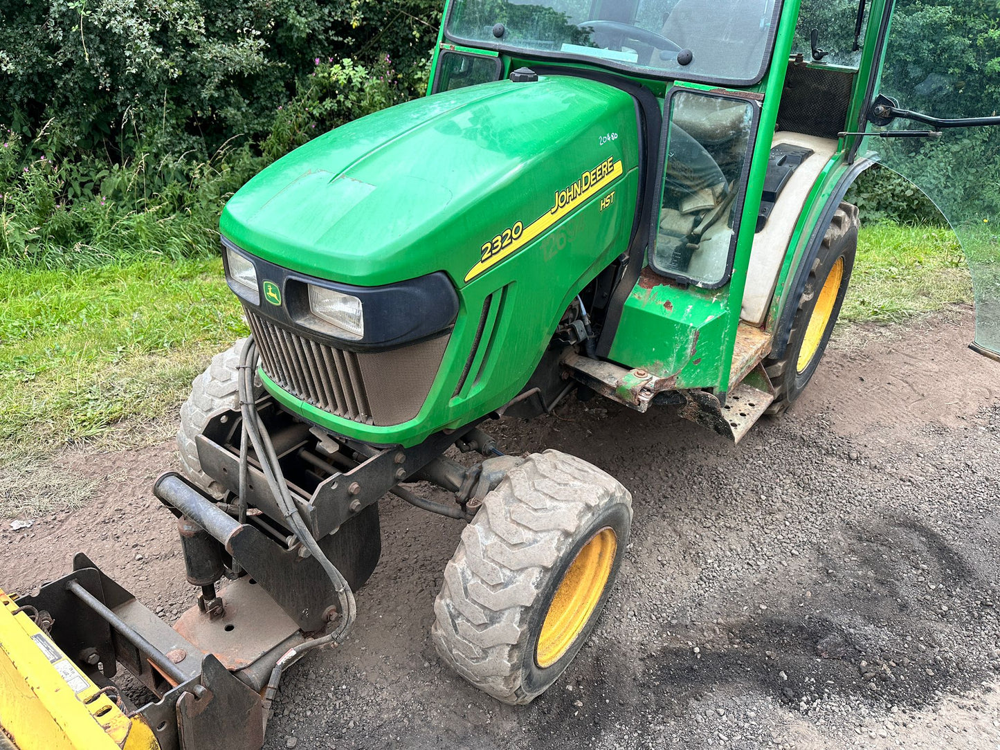 61 REG. JOHN DEERE 2320 23HP 4WD COMPACT TRACTOR WITH 54Ó HYDRAULIC 4 WAY BLADE