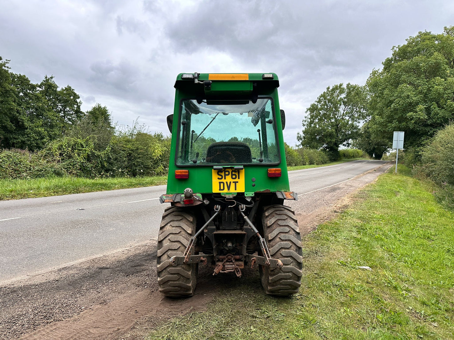 61 REG. JOHN DEERE 2320 23HP 4WD COMPACT TRACTOR WITH 54Ó HYDRAULIC 4 WAY BLADE