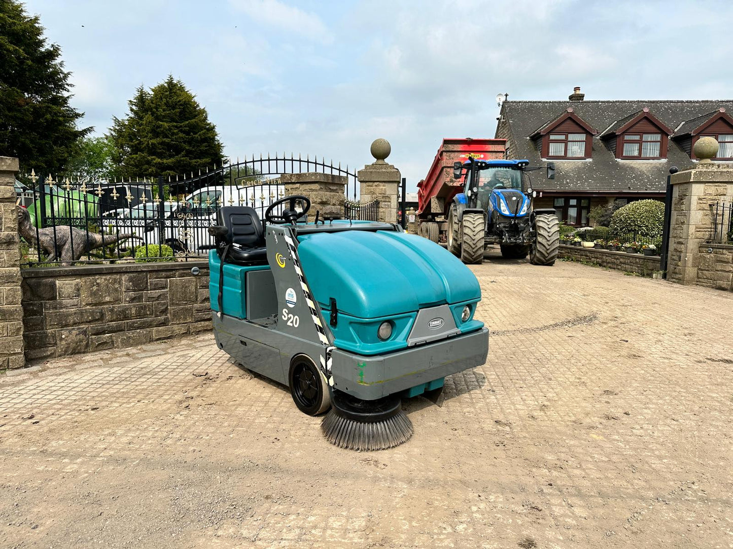 2017 TENNANT S20 RIDE ON SWEEPER WITH SUCTION CLEANER