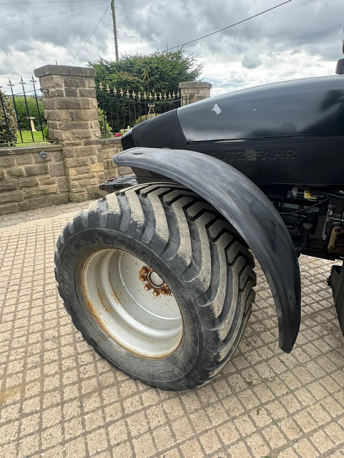 2010 DEUTZ FAHR 100 TRACTOR WITH RANSOMES 7 GANG LAWN MOWER 100 HP TRACTOR