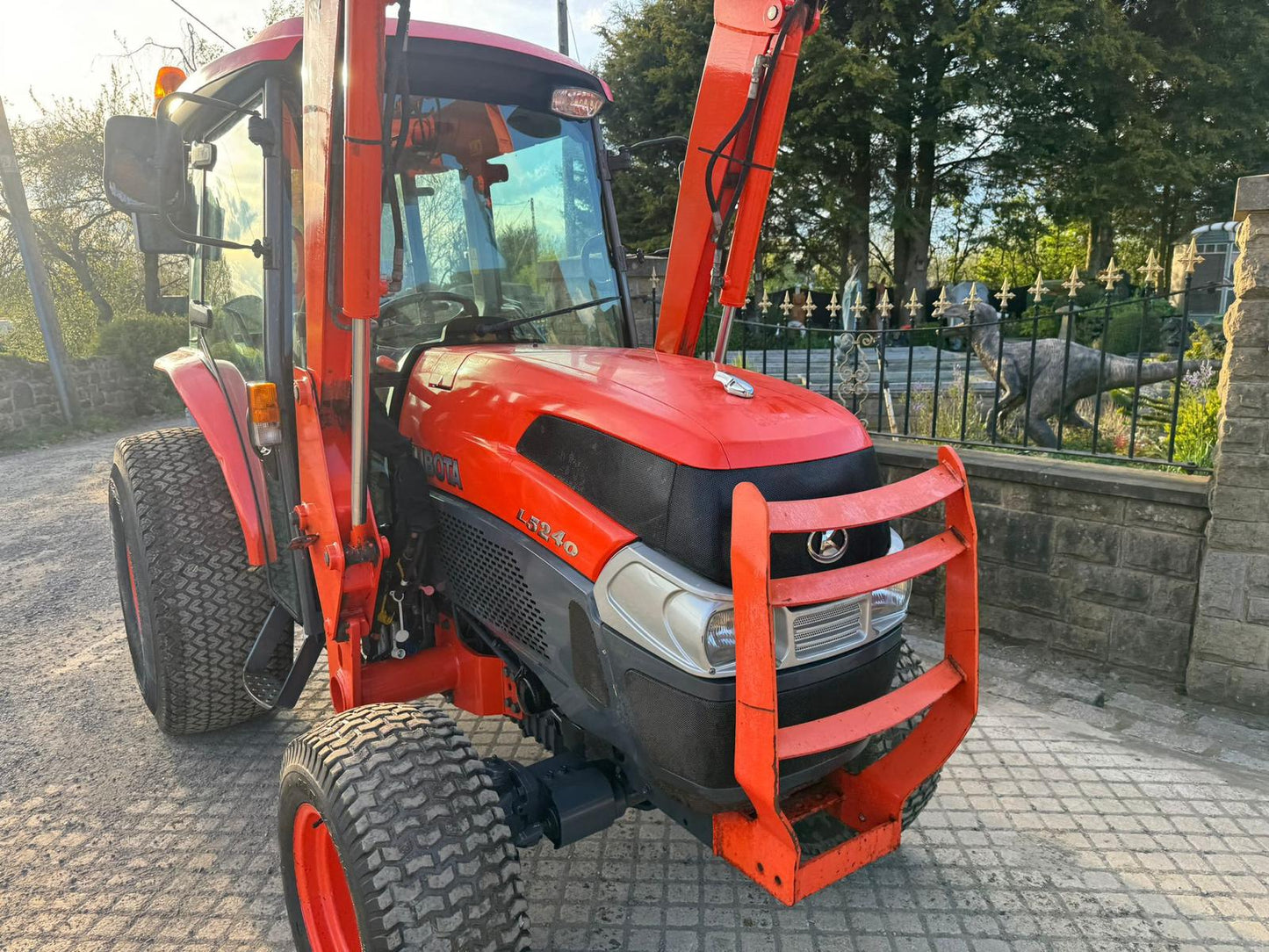 2012 KUBOTA L5240HST 54HP 4WD COMPACT TRACTOR WITH FRONT LOADER AND BUCKET