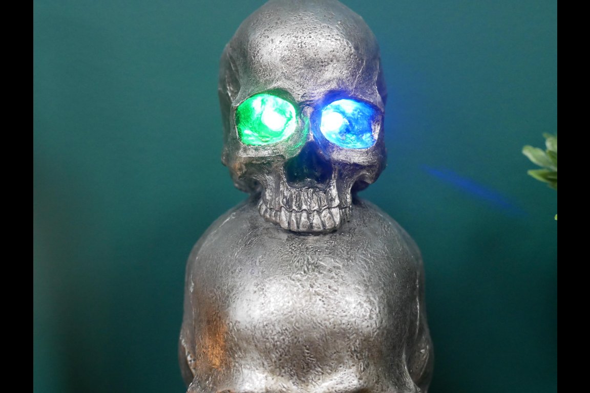 Three Skulls Statue