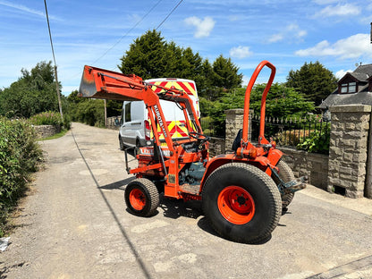 KUBOTA B2150 23HP 4WD COMPACT TRACTOR WITH LOADER AND BUCKET