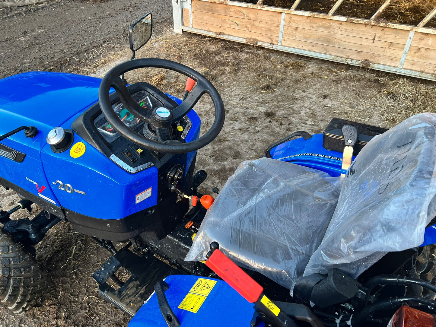 UNUSED SOLIS 20 20hp 4WD COMPACT TRACTOR, SHOWING A LOW AND GENUINE 3 HOURS