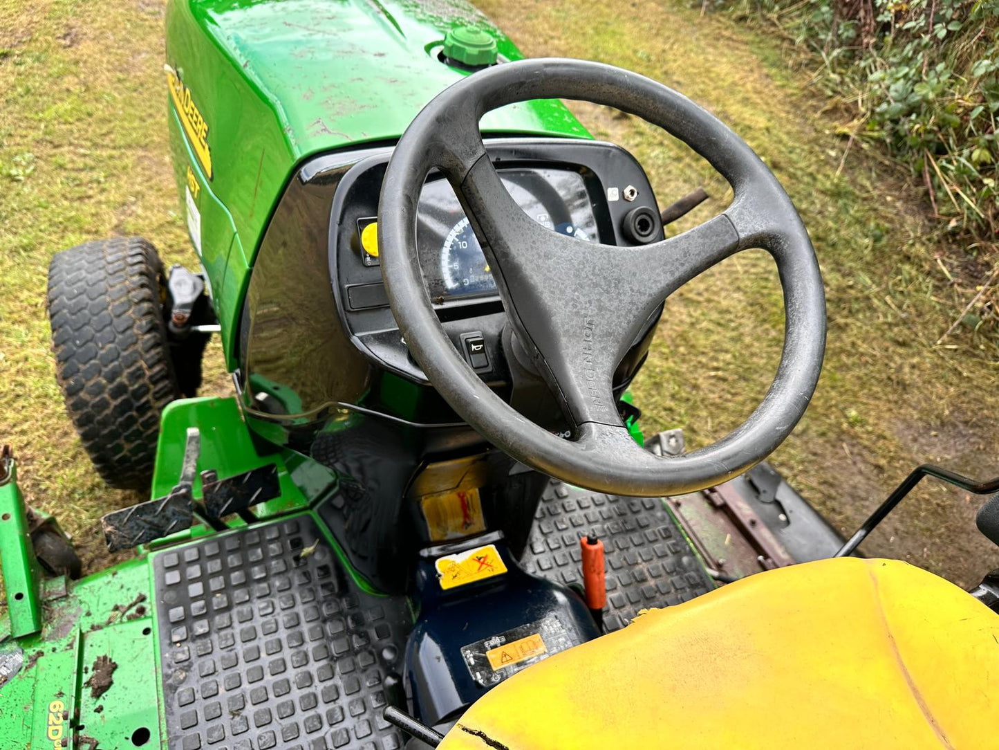 2013 JOHN DEERE 2720 27HP TRACTOR WITH 62” MID MOUNTED DECK AND REAR HIGH TIP COLLECTOR