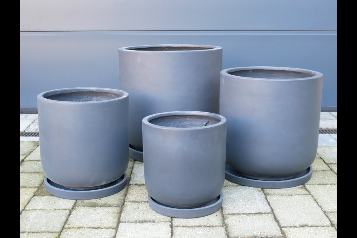 Set Of 4 Planters With Saucers