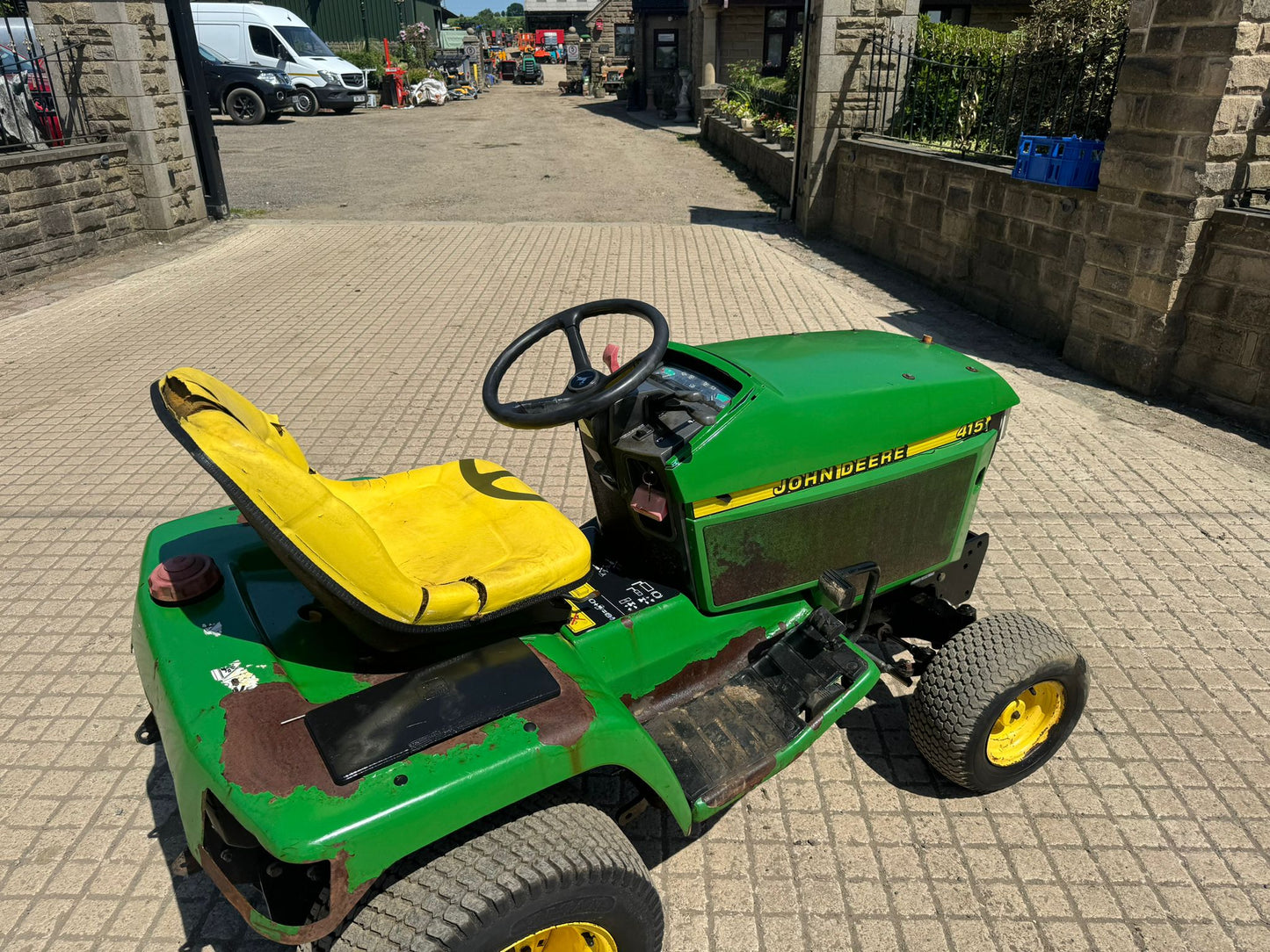 JOHN DEERE 415 TRACTOR RIDE ON LAWN TRACTOR