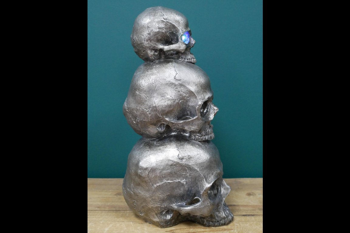 Three Skulls Statue
