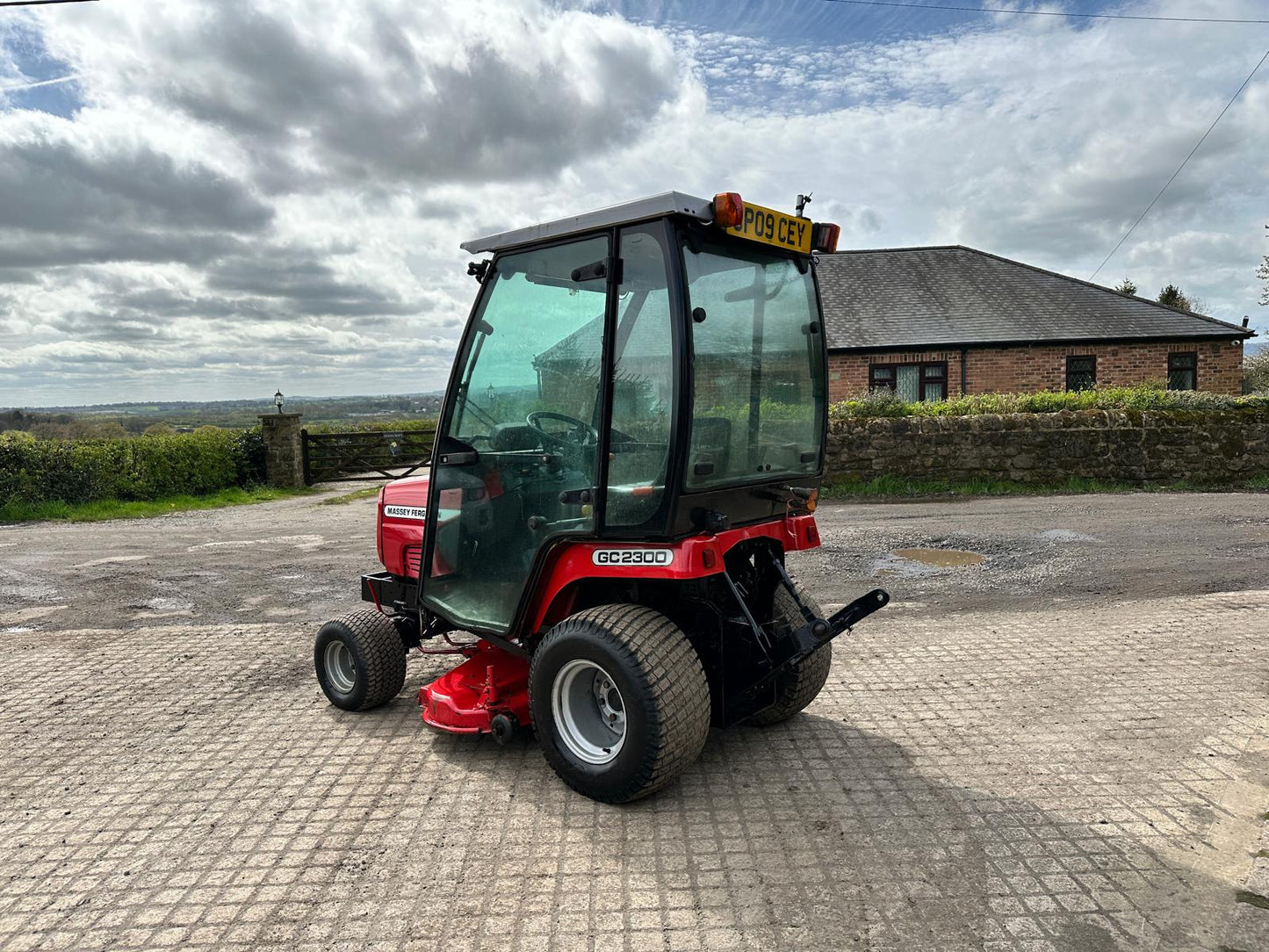 2009 MASSEY FERGUSON GC2300 23HP 4WD COMPACT TRACTOR WITH UNDERSLUNG DECK