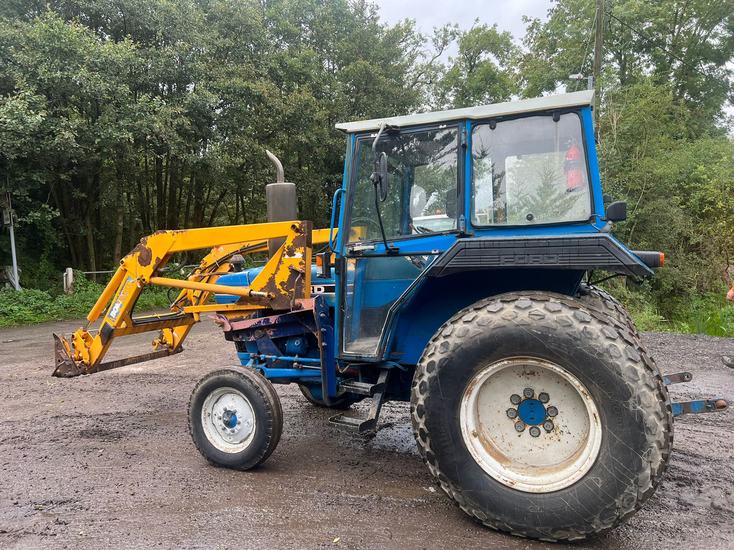 FORD 4110 54HP TRACTOR WITH BOMFORD LOADER