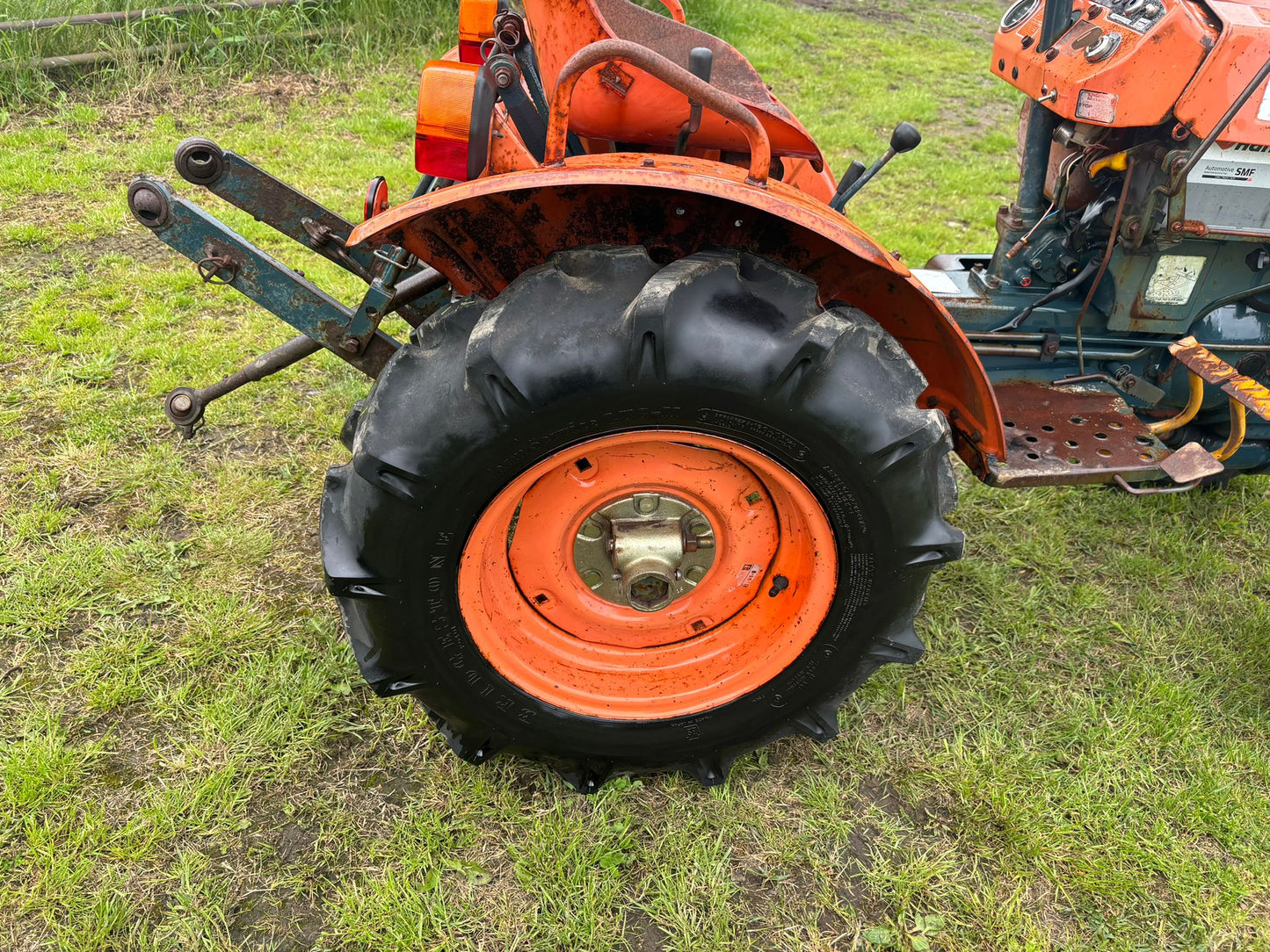 Kubota B7100 17HP 4WD Compact Tractor