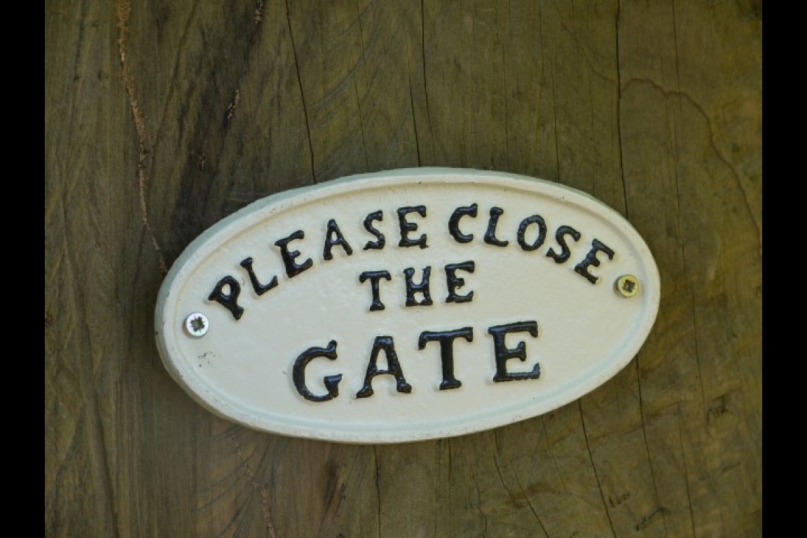 Sign-Pls Close The Gate (White)