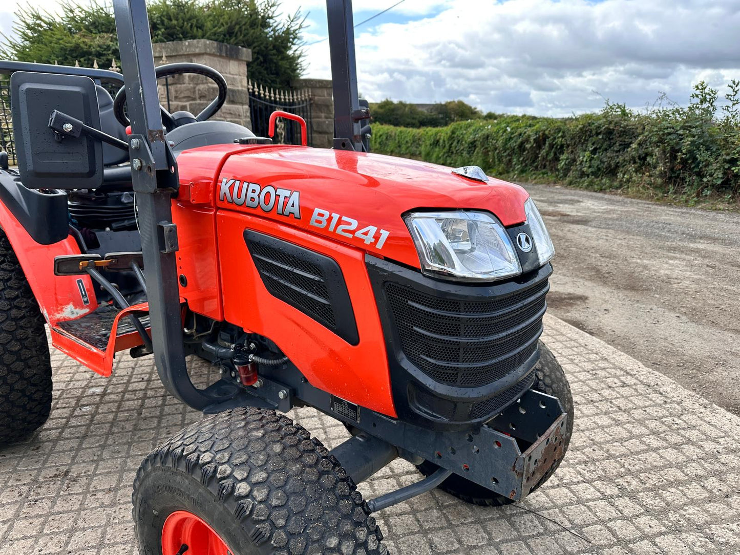 484 HOURS - KUBOTA B1241 4WD COMPACT TRACTOR