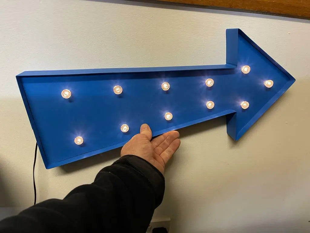 VINTAGE RETRO MARQUEE ARROW SHAPED LIGHT LED PLASTIC SIGN-LIGHTED BLUE 240V NEW